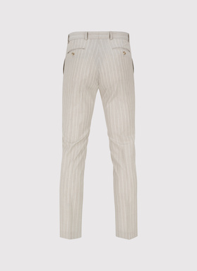  Smėlio spalvos dryžuotas kostiumas