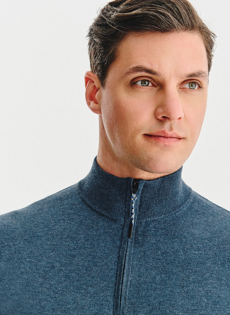 Tamsiai mėlynas megztinis su prasegama stačia apykakle