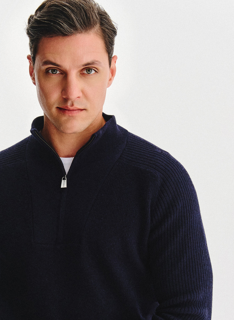 Tamsiai mėlynas megztinis su prasegama stačia apykakle