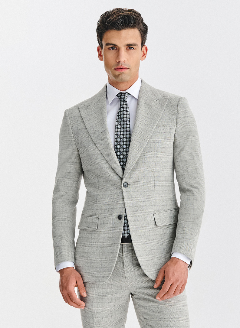 Pilkas languotas vyriškas kostiumas