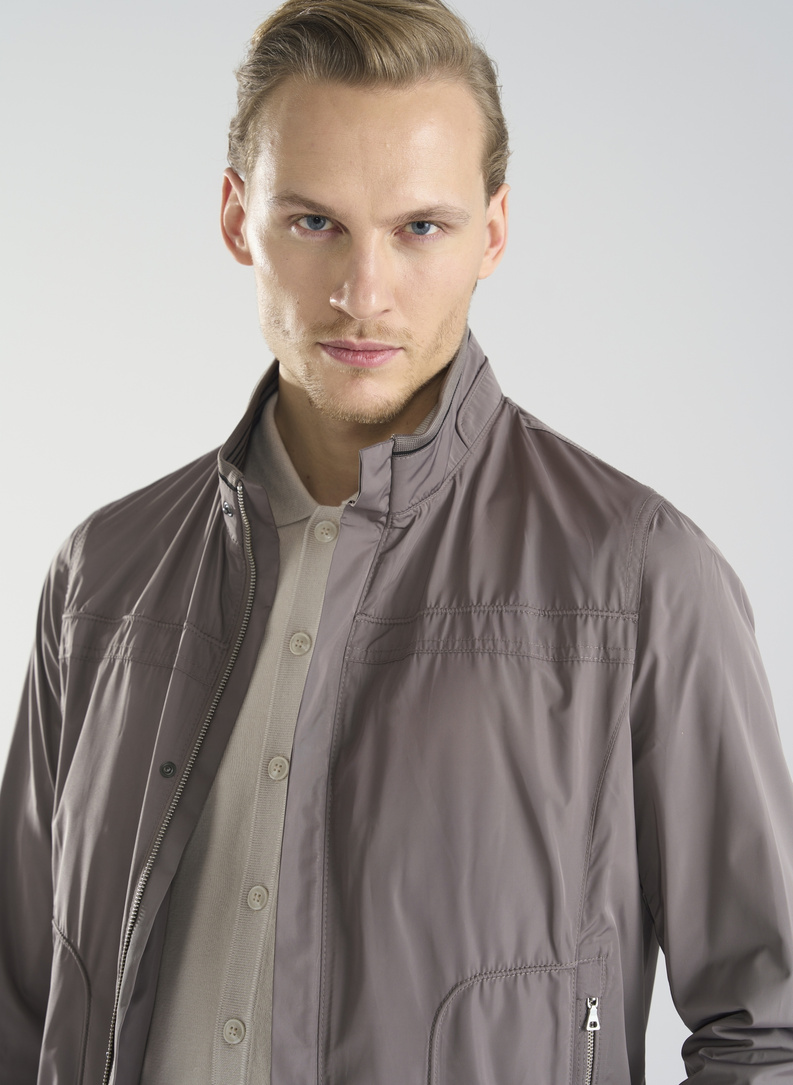 Šviesiai bronzinė trumpa vyriška striukė