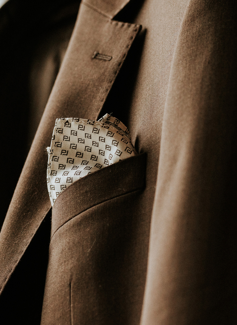 Balta šilkinė kišeninė nosinaitė