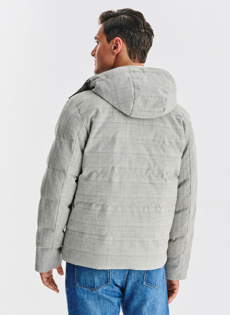 Pilka languota striukė su nusegamu gobtuvu