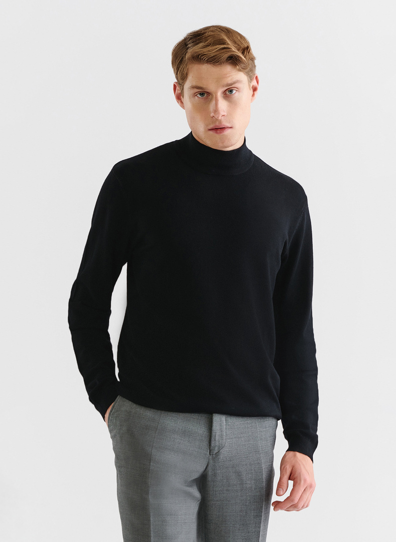 Juodas vyriškas pusgolfis be raštų