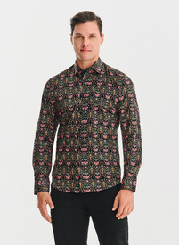 Juodi marškiniai spalvotomis gėlėmis