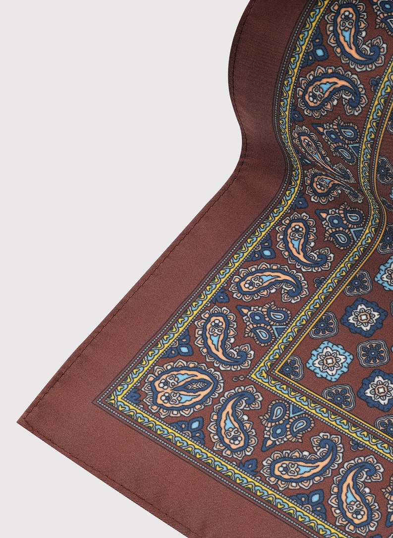 Ruda kišeninė nosinaitė geometriniu raštu