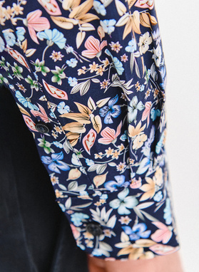 Tamsiai mėlyni gėlėti marškiniai