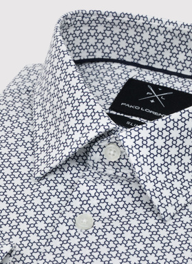 Balti vyriški marškiniai tamsiai mėlynu raštu