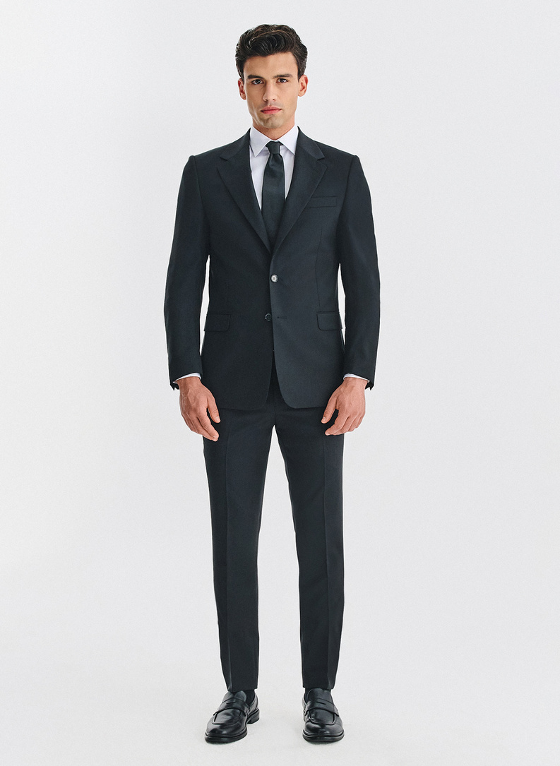 Vilnonis juodas kostiuminis švarkas