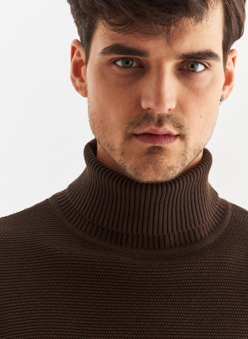 Bronzos spalvos megztinis su golfu