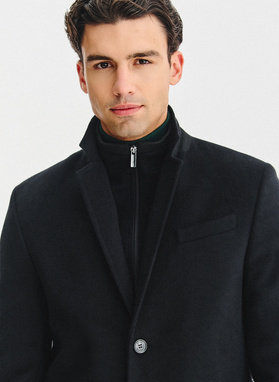 Juodas vyriškas lietpaltis su nusegama stačia apykakle