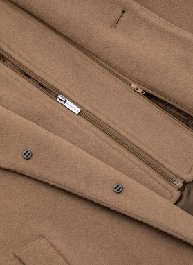 Rusvas vyriškas lietpaltis su nusegama stačia apykakle