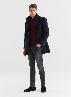 Tamsiai mėlynas vyriškas lietpaltis dviguba apykakle