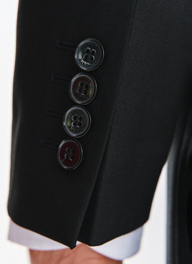 Vilnonis juodas kostiuminis švarkas