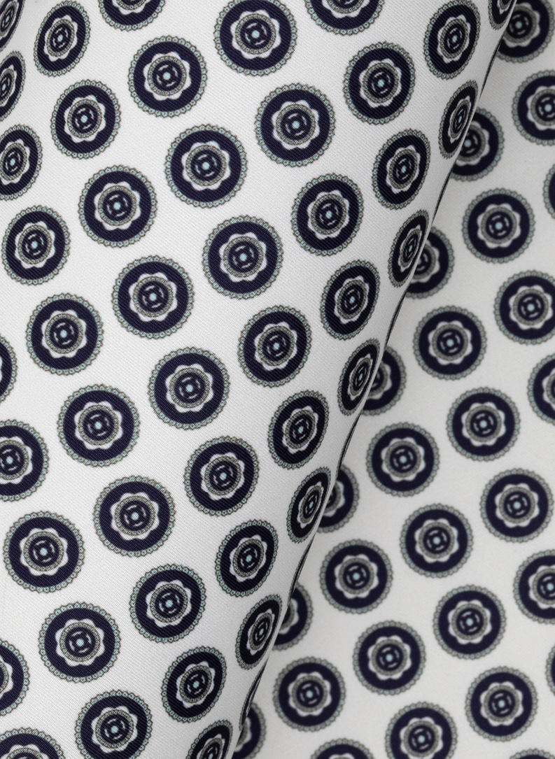 Balta vyriška kišeninė nosinaitė geometriniu raštu