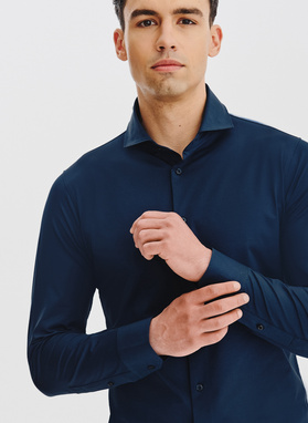 Tamsiai mėlyni trikotažiniai marškiniai