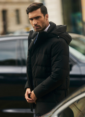 Juoda pūkinė vyriška striukė