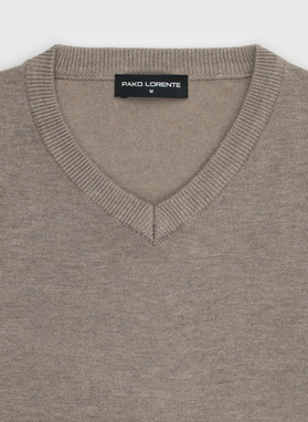 Šviesiai rudas vyriškas megztinis su V apykakle