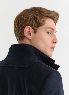 Tamsiai mėlynas vyriškas lietpaltis dviguba apykakle