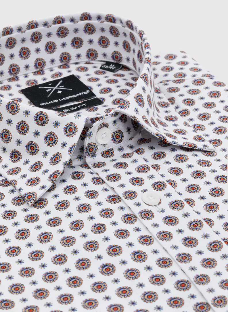 Balti marškiniai raiškiu raštu