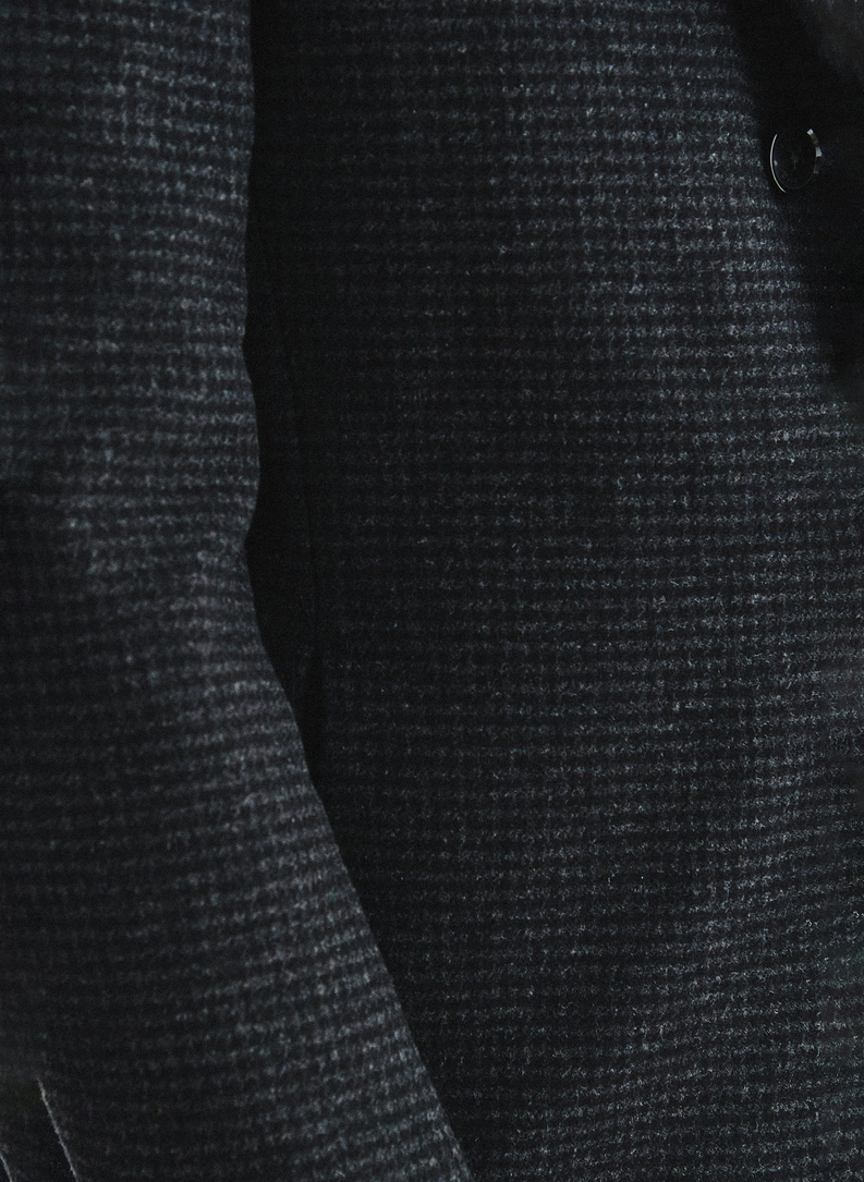 Tamsiai pilkas lietpaltis skalikų dantų raštu