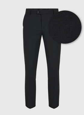 Paprastas vyriškas juodos spalvos kostiumas