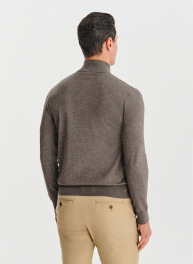 Rudas megztinis su prasegama stačia apykakle