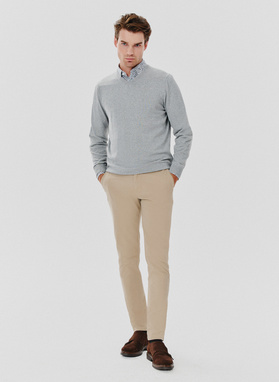 Šviesiai pilkas vyriškas megztinis V apykakle