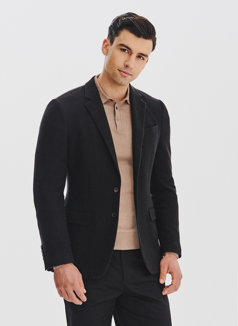 Juodas trikotažinis švarkas