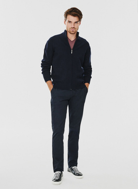 Tamsiai mėlynos spalvos vyriškos kostiuminės kelnės be raštų