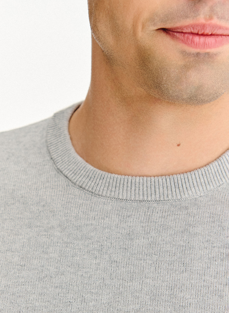 Pilkas medvilninis megztinis su kašmyru