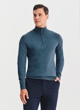 Tamsiai mėlynas megztinis su prasegama stačia apykakle