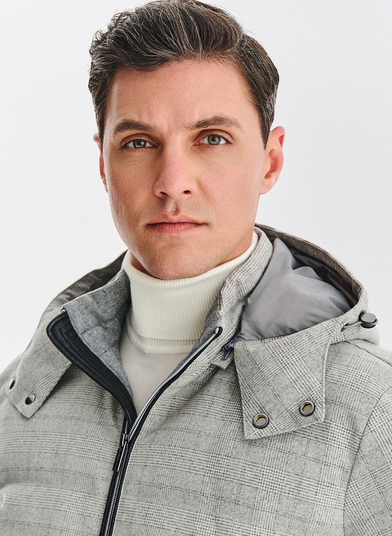 Pilka languota striukė su nusegamu gobtuvu