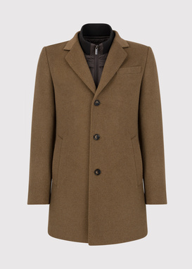 Rusvas vyriškas lietpaltis su nusegama stačia apykakle