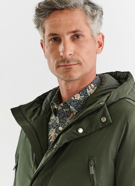 Žalia vyriška striukė, pripildyta natūralių pūkų