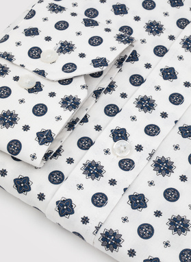 Balti marškiniai mėlynu geometriniu raštu