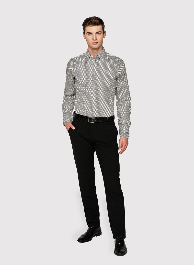 Balti vyriški marškiniai tamsiai mėlynu raštu