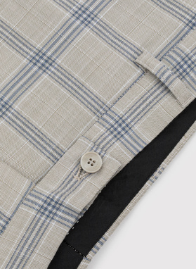 Smėlio spalvos kostiumas su mėlynu langeliu