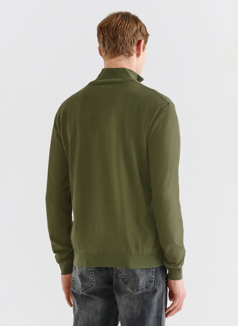 Žalias megztinis su užtrauktuku sagstoma aukšta stačia apykakle