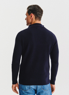 Tamsiai mėlynas megztinis su prasegama stačia apykakle