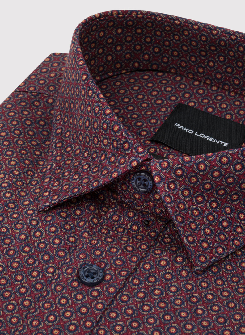 Tamsiai raudoni marškiniai geometriniu raštu