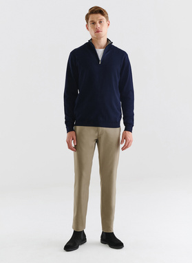 Tamsiai mėlynas megztinis su užtrauktuku sagstoma aukšta stačia apykakle