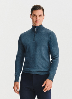 Tamsiai mėlynas megztinis su prasegama stačia apykakle