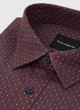 Tamsiai raudoni marškiniai geometriniu raštu