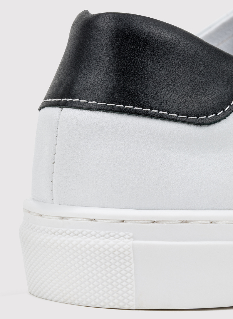 Balti vyriški odiniai sportbačiai su juodu įsiuvu