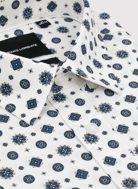 Balti marškiniai mėlynu geometriniu raštu