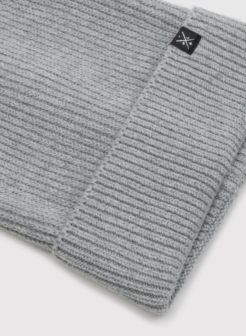 Pilkos spalvos medvilninė kepurė