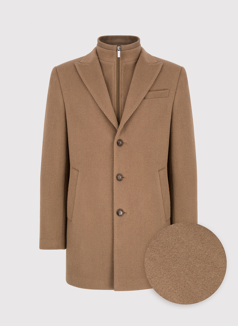 Rusvas vyriškas lietpaltis su nusegama stačia apykakle