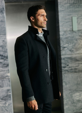 Tamsiai pilkas lietpaltis skalikų dantų raštu