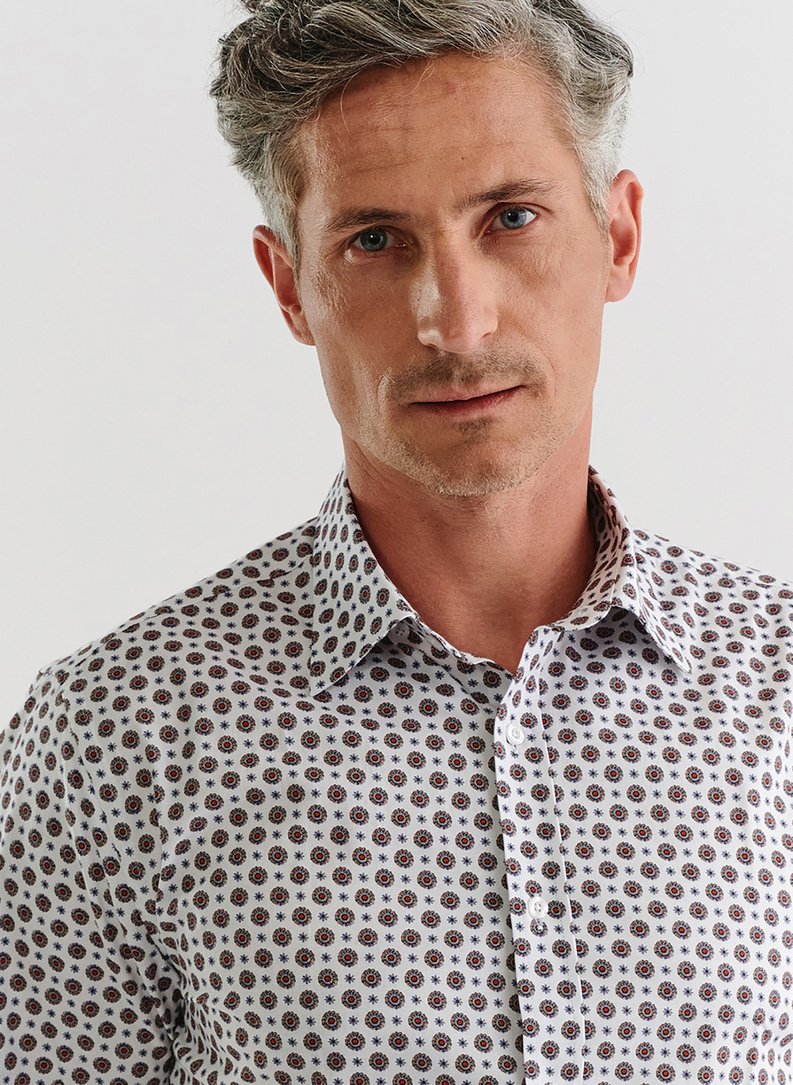 Balti marškiniai raiškiu raštu